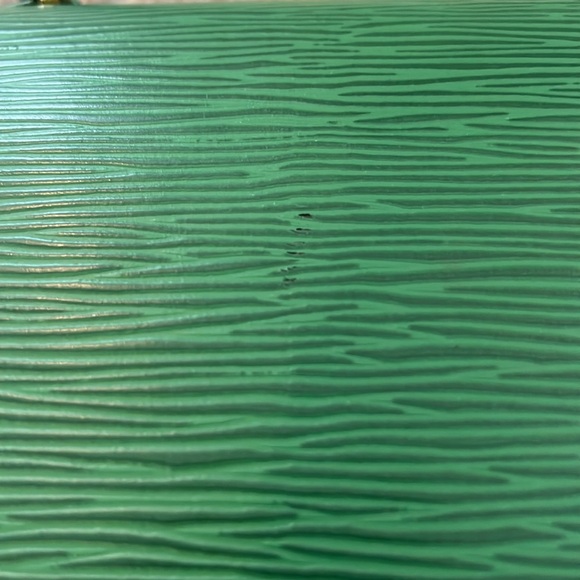 In French style this lovely bag  is in excellent condition with minor wear. - Picture 6 of 16